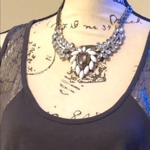 BEAUTIFUL STATEMENT NECKLACE
